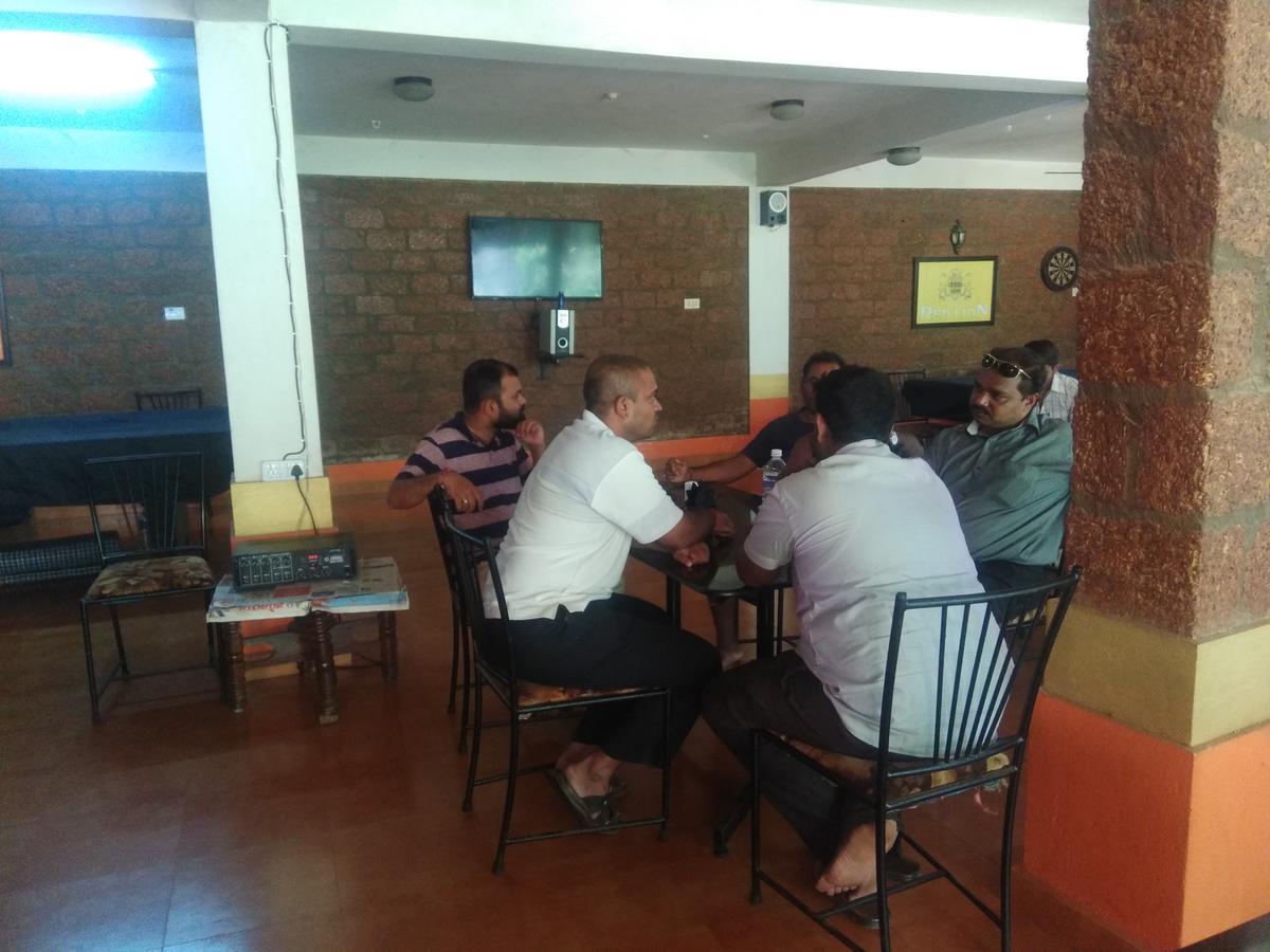 Red Lion Hotel Calangute Bagian luar foto