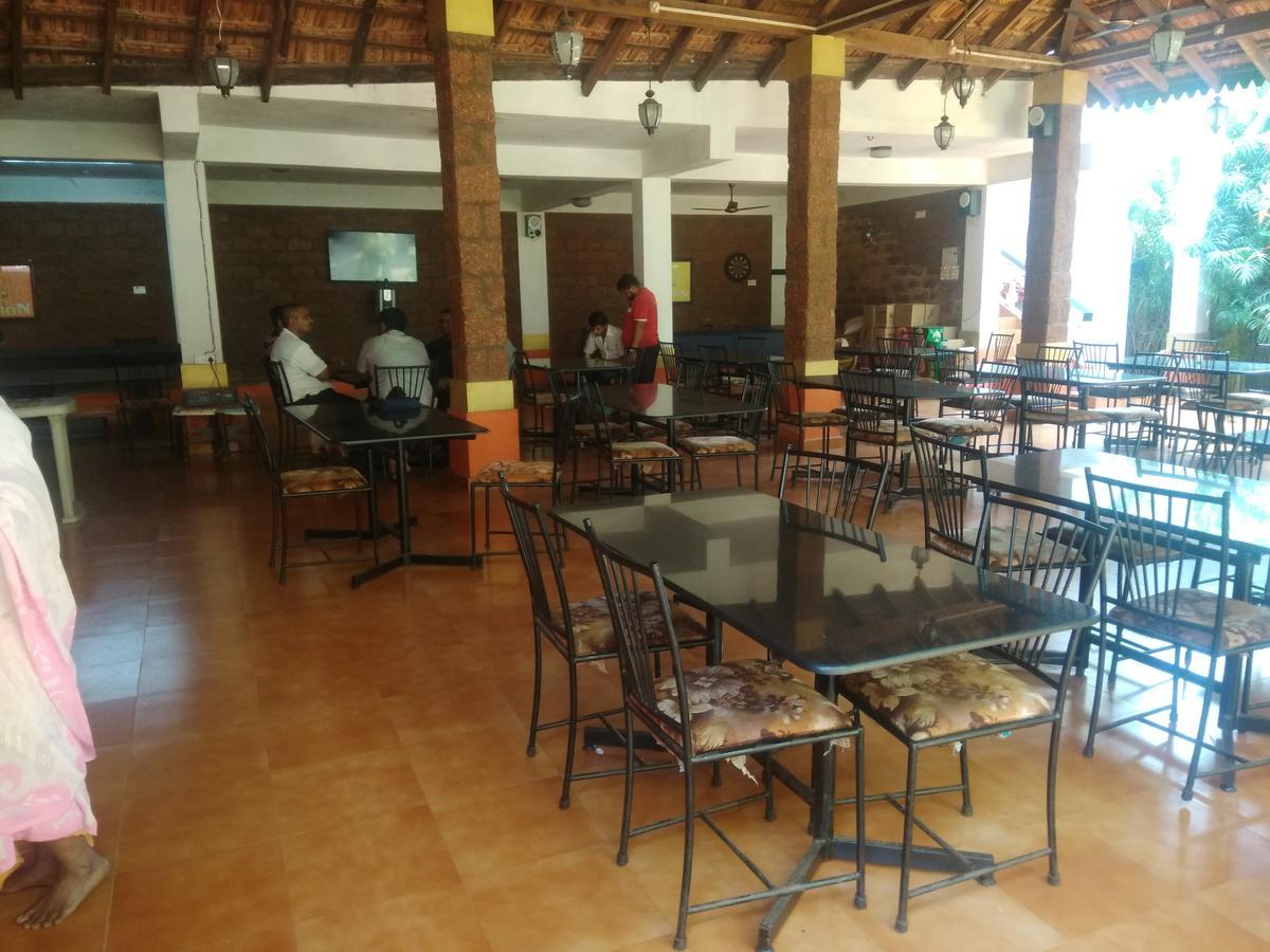 Red Lion Hotel Calangute Bagian luar foto